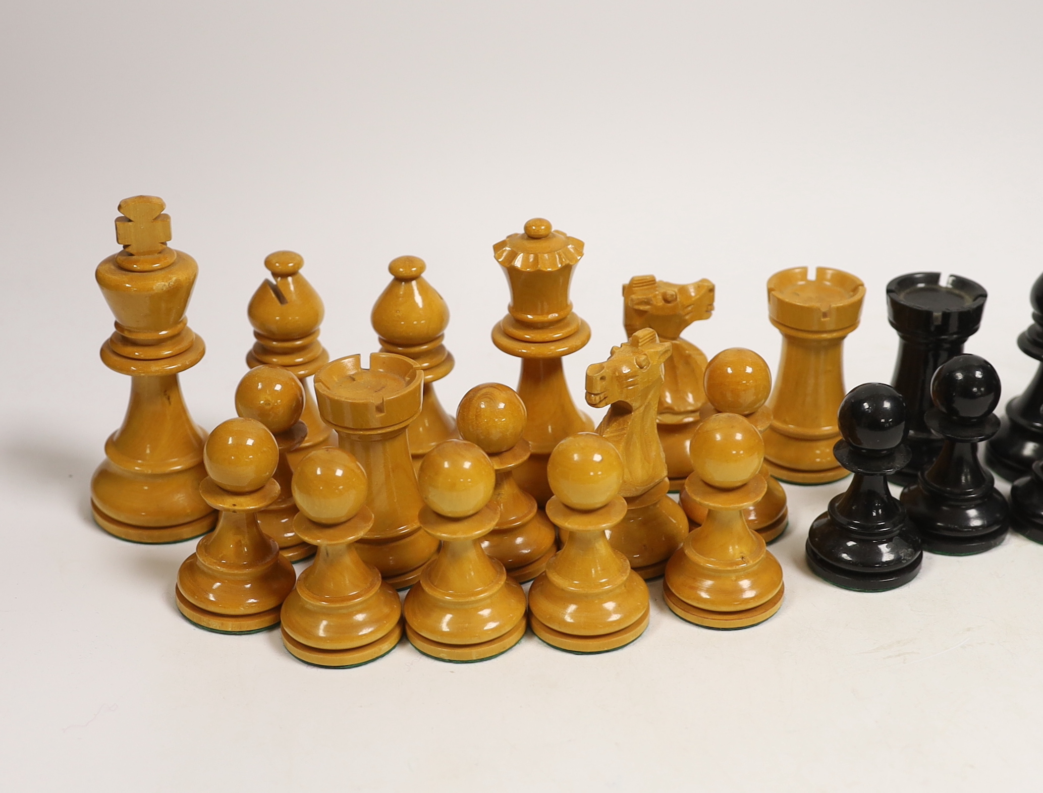 A boxed Staunton pattern wooden chess set, king 10.2cm high